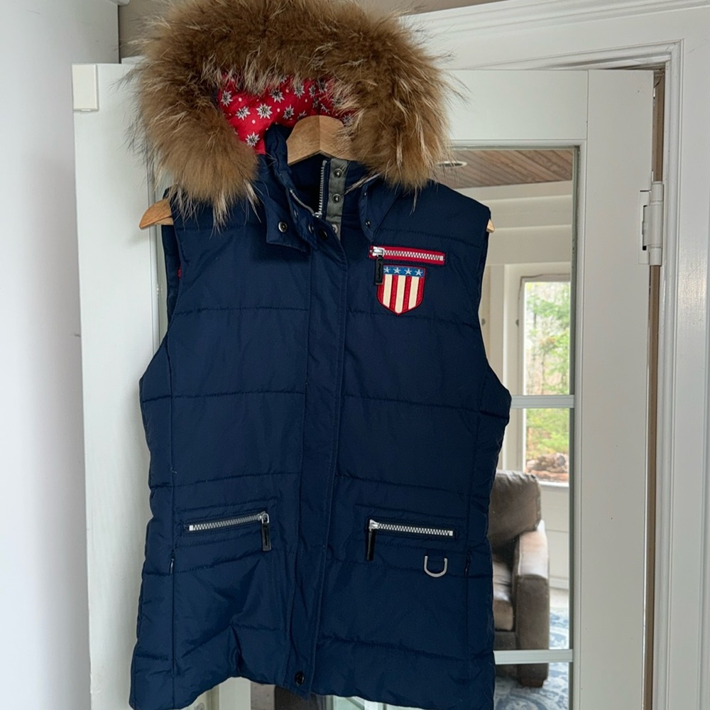 Size 3 (med) navy. Real fur collar.